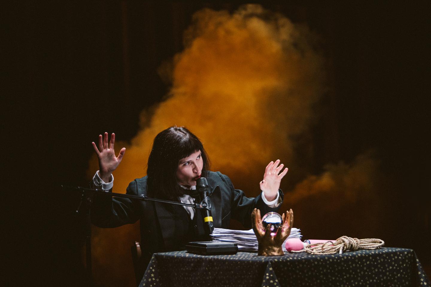 Festival d’automne : Carolina Bianchi brûle les idoles et les fraternités masculines