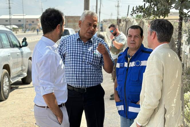 Mohammed Baraka (troisième en partant de la gauche) et des membres d’une délégation de l’Union européenne en visite à Rafah, bande de Gaza, en septembre 2023. 