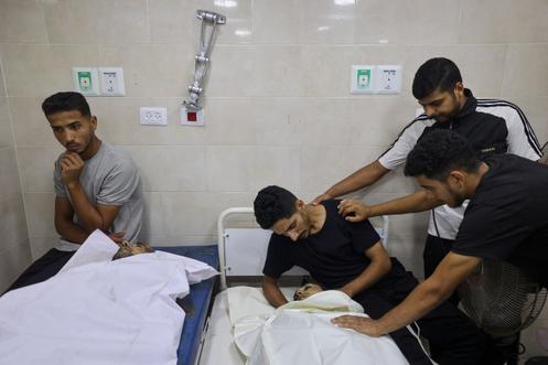 Des Palestiniens victimes de tirs de l’armée israélienne, à l’hôpital de Nousseirat, dans le centre de la bande de Gaza, le 29 août 2025.