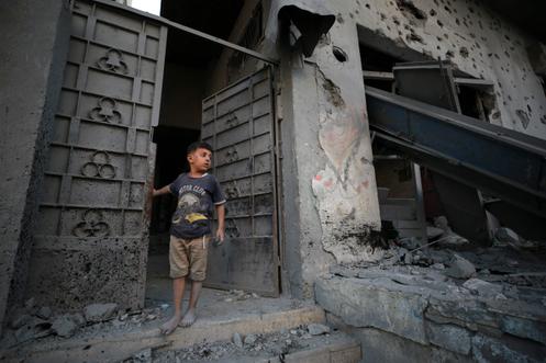 Un garçon palestinien regarde l’état des destructions, au sud-ouest de la ville de Gaza, après des tirs israéliens, le 29 août 2025.