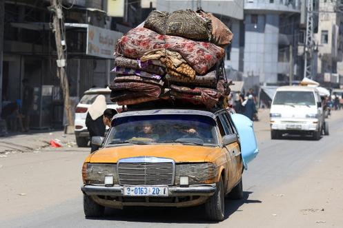 Des Palestiniens déplacés voyagent dans un véhicule chargé de leurs effets personnels alors qu’ils fuient d’un quartier à l’autre de la ville de Gaza, le 29 août 2025.