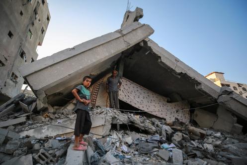 Un garçon palestinien regarde l’état des destructions, au sud-ouest de la ville de Gaza, après des tirs israéliens, le 29 août 2025.