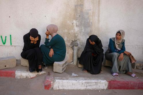 Des Palestiniennes en deuil devant l’hôpital Al-Shifa, dans la ville de Gaza, le 29 août 2025.