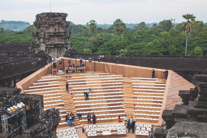 Aménagement des gradins dans le sanctuaire du temple d’Angkor Vat, avant le concert du 6 décembre 2013, à Angkor, au Cambodge, le 5 décembre 2013.