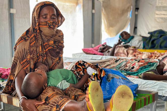 Des patients infectés par le choléra reçoivent un traitement dans un centre d’isolement des camps de réfugiés de l’ouest du Soudan, dans la ville de Tawila, le 14 août 2025.
