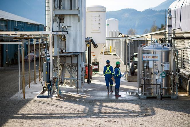 Des techniciens inspectent le système de capture directe de l’air dans l’installation pilote de Carbon Engineering Ltd. à Squamish, en Colombie-Britannique (Canada), le 4 novembre 2019.