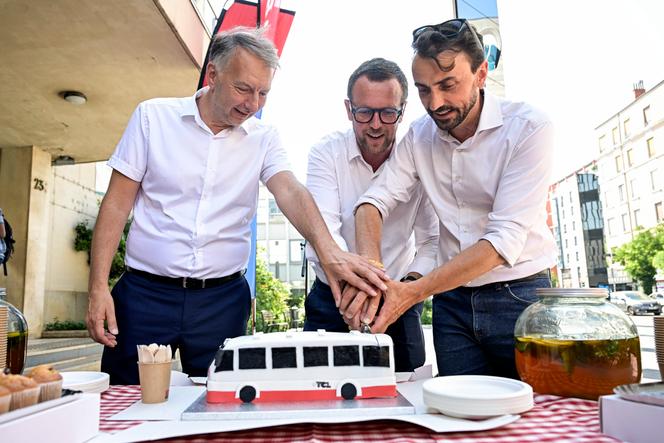 Le président de la Métropole de Lyon et du Sytral, Bruno Bernard, le maire de Villeurbanne, Cédric Van Styvendael, et le maire de Lyon, Grégory Doucet lors du lancement de la nouvelle ligne de bus C23, à Villeurbanne, le 21 juin 2025.
