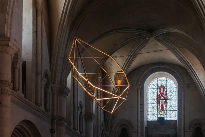 Installation de Xavier Noël dans l’église Saint-Samson de Ouistreham (Calvados), pour le Millénaire de Caen, en 2025.