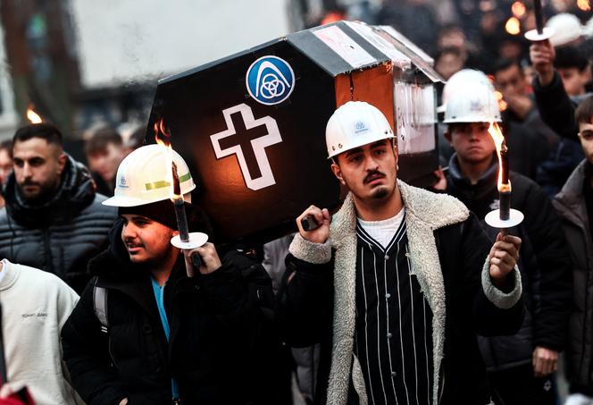 Des ouvriers du groupe ThyssenKrupp, lors d’une manifestation contre les suppressions d’emplois, dans l’ouest de l’Allemagne, le 12 décembre 2024.