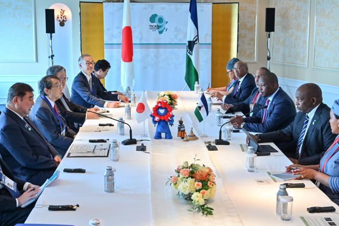 Le premier ministre du Lesotho (le deuxième à droite), Sam Matekane, face à homologue japonais, Shigeru Ishiba (à gauche), lors d’une réunion bilatérale en marge de la deuxième journée de la 9e Conférence internationale de Tokyo sur le développement de l’Afrique (TICAD 9) à Yokohama, au Japon, le 21 août 2025.