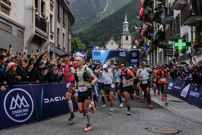 François d’Haene (à gauche, en rouge) et d’autres compétiteurs, au départ de l’Ultra-Trail du Mont-Blanc, à Chamonix (Haute-Savoie), le 29 août 2025.