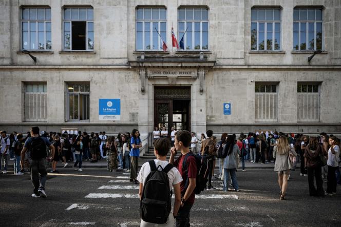 Devant un lycée, à Lyon, le 29 août 2025.