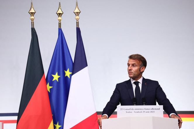 Emmanuel Macron lors d’une conférence de presse conjointe avec le chancelier allemand dans le cadre de la 25ᵉ réunion du conseil des ministres franco-allemand et d’une réunion du conseil franco-allemand de défense et de sécurité, à Toulon, dans le Var, le 29 août 2025.
