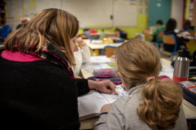 Une accompagnante d’élève en situation de handicap, à l’école primaire de la Ville Hellio, à Saint-Brieuc, le 18 janvier 2024.