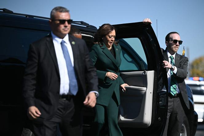 Kamala Harris, alors vice-présidente des Etats-Unis et candidate démocrate à la présidence, à l’aéroport de Philadelphie, en Pennsylvanie, le 21 octobre 2024.