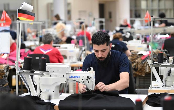 Mustafa Habash, 29 ans, est arrivé en Allemagne en 2015, après avoir quitté la Syrie en empruntant la « route des Balkans ». Il est désormais employé dans une entreprise textile de Burladingen, dans le Bade-Wurtemberg, qui fournit logement, formation professionnelle et cours d’allemand. Ici, le 16 juillet 2025.