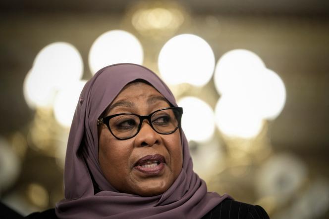 La présidente de la Tanzanie, Samia Suluhu Hassan, lors de sa rencontre avec l’ancienne vice-présidente américaine, Kamala Harris, à la Maison Blanche, le 15 avril 2022.