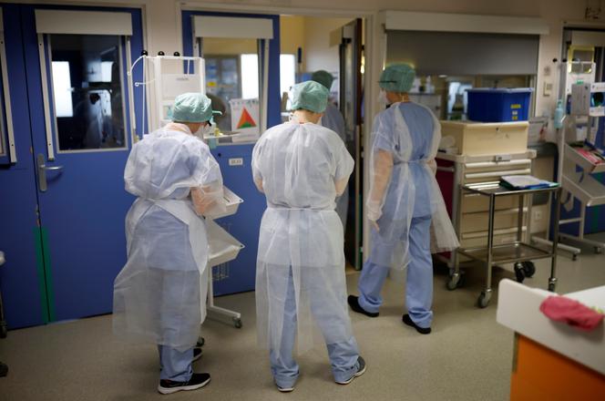 Des membres du personnel médical, dans une unité de soins intensifs du centre hospitalier du Mans, dans la Sarthe, le 18 janvier 2021.