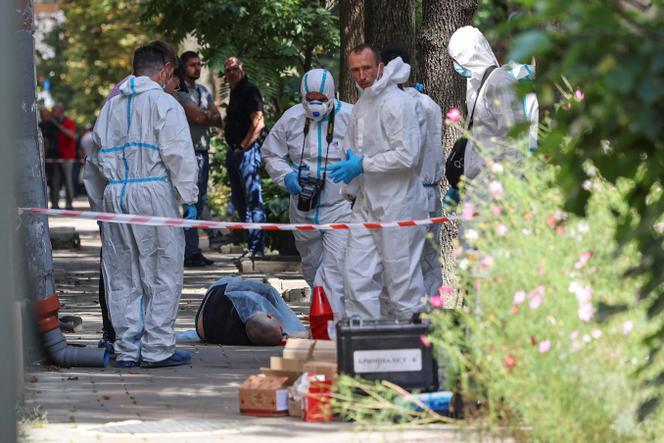 Les enquêteurs mènent leurs investigations sur les lieux de l’assassinat du député ukrainien Andri Parubi, ancien président du Parlement, à Lviv, dans l’ouest du pays, le 30 août 2025.