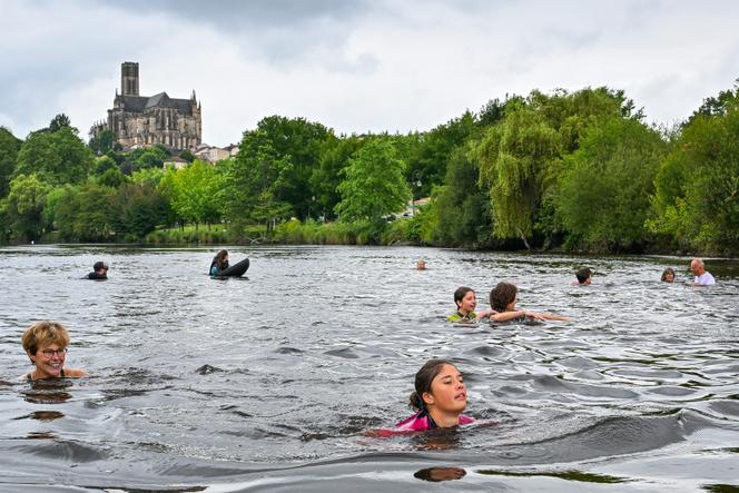 Baignade organisée par le collectif L’appel de la Vienne, à Limoges, le 6 juillet 2024.