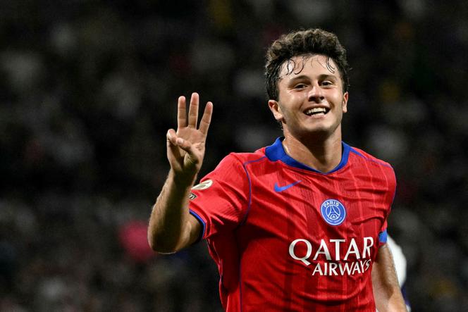 Le joueur du PSG Joao Neves célèbre son triplé face à Toulouse au TFC Stadium, à Toulouse, le 30 août 2025.