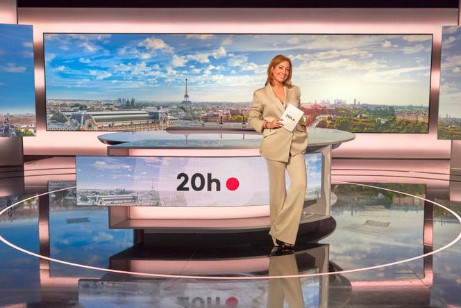 Léa Salamé, sur le plateau du 20 heures de France 2, le 10 juillet 2025.