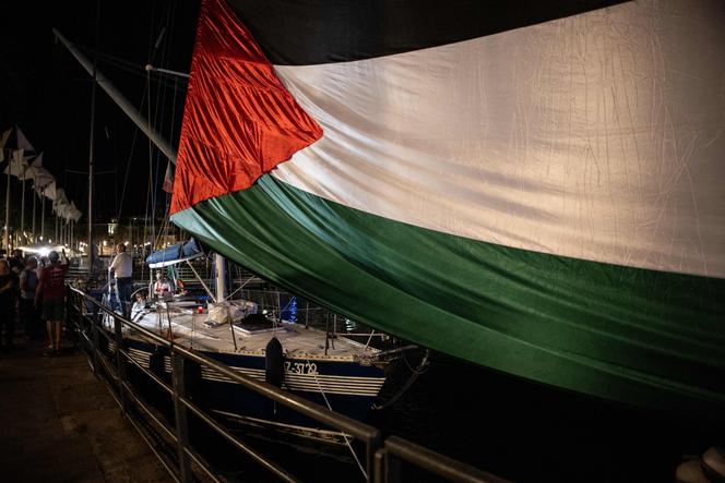 Un drapeau palestinien au port de Gênes (Italie), d’où doit partir une flotille de quatre bateaux en direction de Gaza, le 30 août 2025.