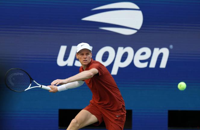 L’Italien Jannik Sinner face au Canadien Denis Shapovalov au troisième tour de l’US Open à New York, le 30 août 2025.
