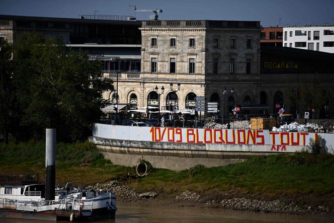 Le long de la Garonne, à Bordeaux, le 25 août 2025.