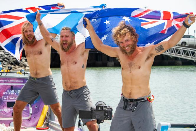 Lachlan, Jamie et Ewan MacLean (de gauche à droite) ont bouclé leur périple à Cairns (Australie), samedi 30 août 2025.