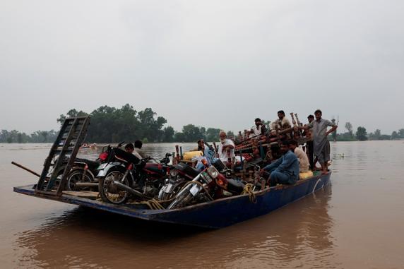 Les habitants se déplacent vers des terres plus élevées, dans la province pakistanaise du Pendjab, près de la frontière avec l’Inde, le 29 août 2025.