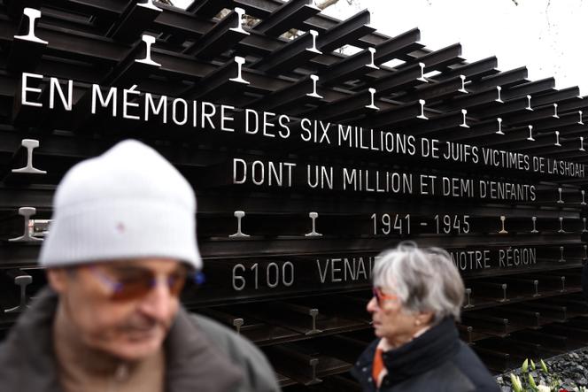 Des visiteurs devant le mémorial Les Rails de la Shoah, à Lyon, le 26 janvier 2025.