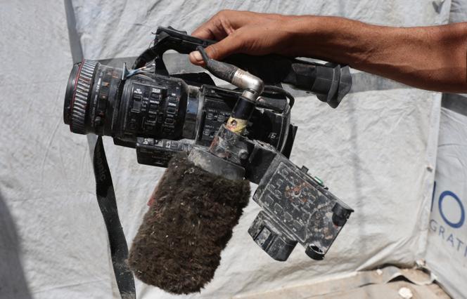 La caméra d’un journaliste de Reuters tué le 25 août par une frappe israélienne alors qu’il diffusait une vidéo en direct depuis l’hôpital Nasser de Gaza, à Khan Younis, dans le sud de la bande de Gaza, photo prise le le 26 août 2025.
