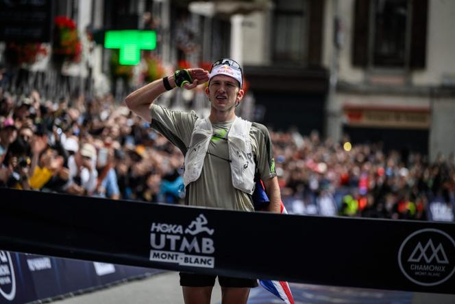 Le traileur britannique Tom Evans, à l’arrivée de l’Ultra-Trail du Mont-Blanc, le 30 août 2025, Chamonix (Haute-Savoie).
