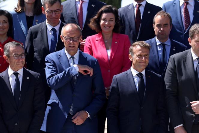 Emmanuel Macron, Friedrich Merz et les membres de leurs cabinets respectifs après une séance plénière lors d’une réunion franco-allemande des cabinets, à Toulon, le 29 août 2025