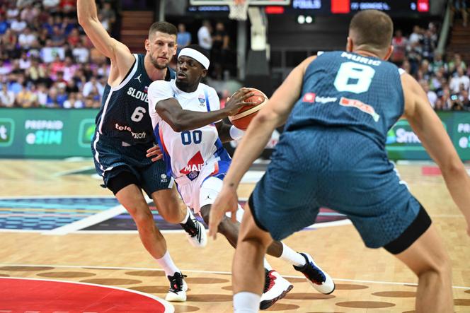 Le Français Sylvain Francisco (au centre) a inscrit 32 points lors de la victoire des Bleus face à la Slovénie, le 30 août 2025, à Katowice (Pologne), dans le cadre de l’Euro masculin de basket.