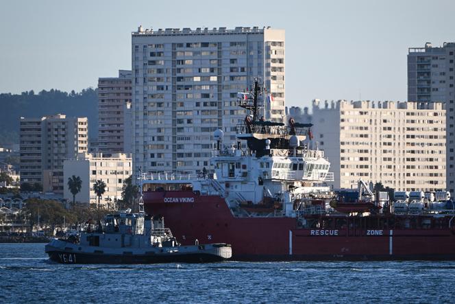 L’ « Ocean-Viking », bateau de sauvetage de migrants de l’ONG SOS Méditerranée escorté par un navire français, arrive à Toulon, le 11 novembre 2022.