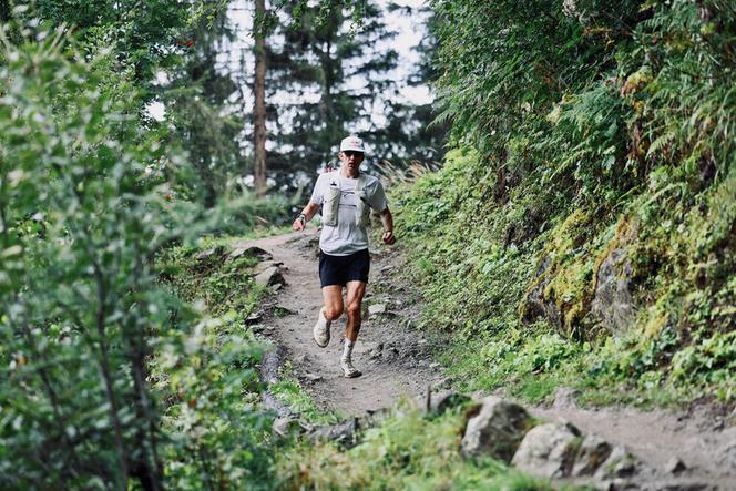 Le traileur britannique Tom Evans, dans les derniers kilomètres de l’Ultra-Trail du Mont-Blanc 2025, le 30 août 2025, à proximité de Chamonix (Haute-Savoie).