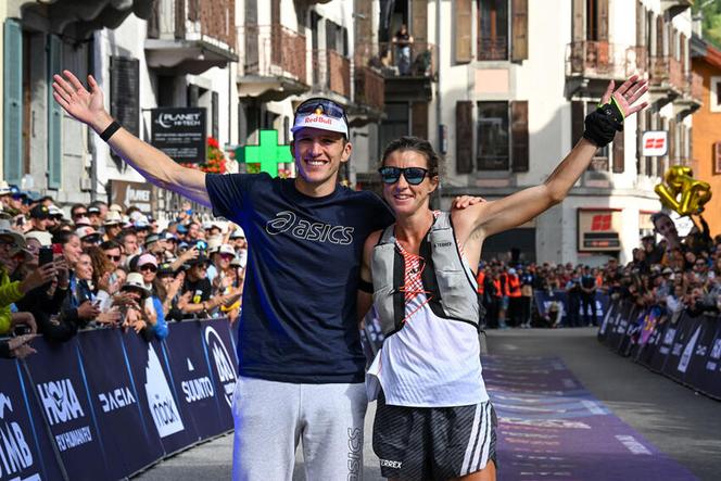 Tom Evans et Ruth Croft, après leur victoire à l’UTMB, le 30 août 2025, à Chamonix (Haute-Savoie).