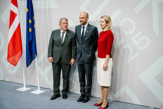 Le ministre des affaires étrangères français, Jean-Noël Barrot (au centre), entouré de son homologue danois, Lars Loekke Rasmussen, et de la cheffe de la diplomatie européenne, Kaja Kallas, à Copenhague, le 30 août 2025.