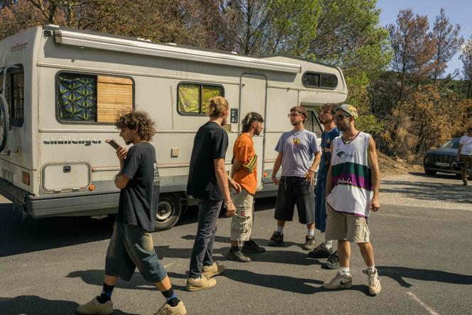 Des personnes devant un van attendent l’accès au site d’une rave-party à Fontjoncouse, dans l’Aude, le 30 juin 2025.