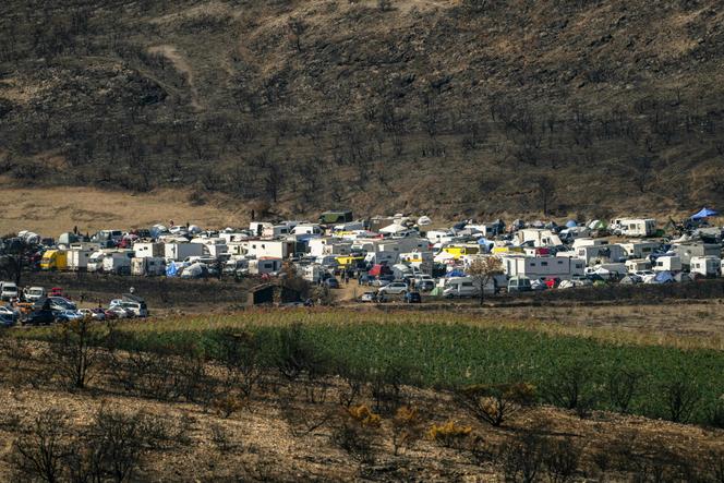 Vue aérienne du site de la rave-party organisée au milieu des terres brûlées de Fontjoncouse (Aude), le 30 août 2025.