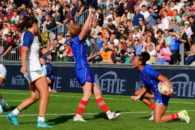 Kelly Arbey (ballon en main) et Pauline Bourdon Sansus célébraient un essai des Bleues lors de la victoire de la France face au Brésil, dimanche 31 août, dans le cadre de la Coupe du monde.