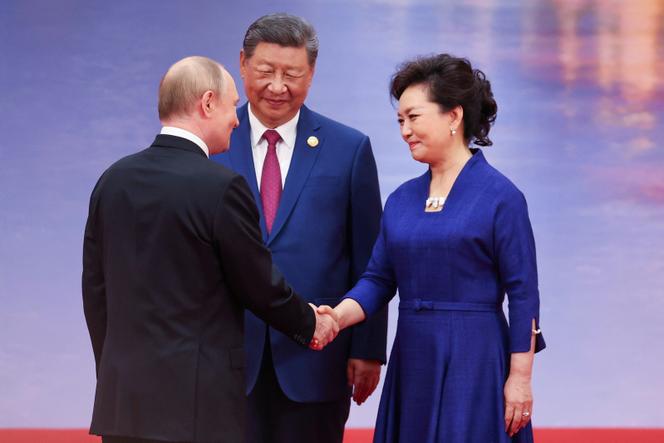 Vladimir Poutine reçu par Xi Jinping et son épouse, Peng Liyuan, au sommet de l’Organisation de coopération de Shanghaï, à Tianjin, le 31 août 2025.