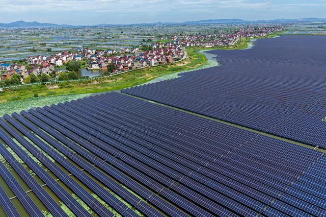 Vue aérienne d’une centrale photovoltaïque hybride, dans la province d’Anhui (Chine), le 23 juillet 2025.