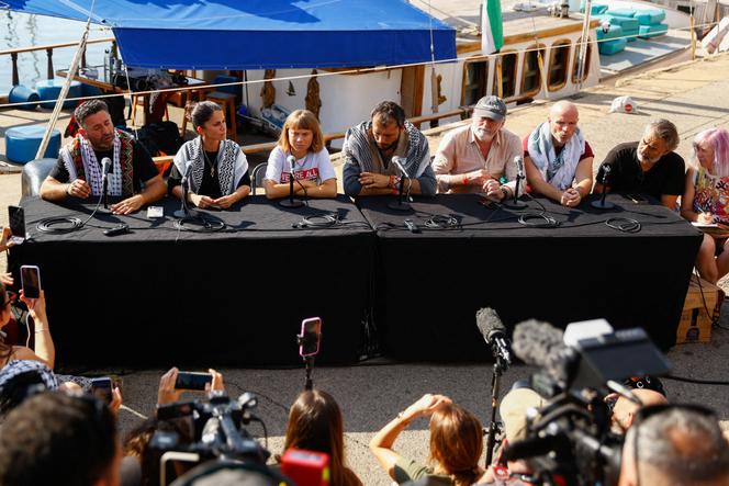 Des militants, dont Saif Abukeshek, Yasemin Acar, Greta Thunberg, Thiago Avila, l’acteur Liam Cunningham, le comédien Tadhg Hickey et l’acteur Eduard Fernandez, tiennent une conférence de presse avant le départ de la flottille pour Gaza, au port de Barcelone, en Espagne, le 31 août 2025.