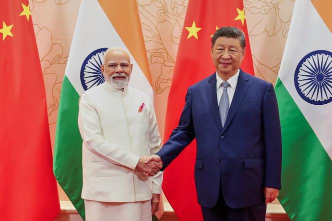 Le premier ministre indien, Narendra Modi, reçu par le président chinois, Xi Jinping, en marge du sommet de l’Organisation de coopération de Shanghaï (OCS,) à Tianjin (Chine), le 31 août 2025.