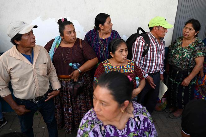 Des proches de mineurs guatémaltèques qui devaient être expulsés des Etats-Unis se rassemblent devant le centre d’accueil des rapatriés à la base aérienne de Guatemala City, le 31 août 2025.