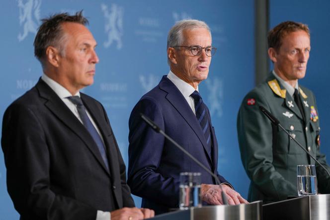 Le premier ministre norvégien, Jonas Gahr Store (au centre), le ministre de la défense norvégien, Tore Sandvik (à gauche), et le chef d’état-major, Eirik Kristoffersen, informent les journalistes de l’état d’avancement de l’achat de frégates britanniques, au bureau du premier ministre, à Oslo, en Norvège, le 31 août 2025.