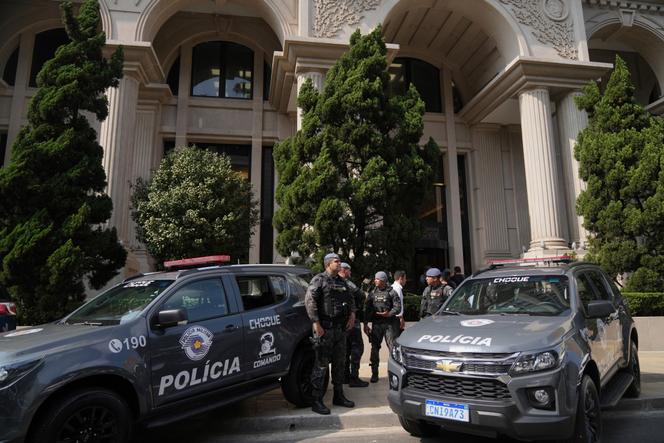 La police monte la garde le temps d’une opération d’enquête sur les fonds d’investissement et le secteur des carburants, sur l’Avenida Faria Lima, à Sao Paulo, au Brésil, le 28 août 2025.